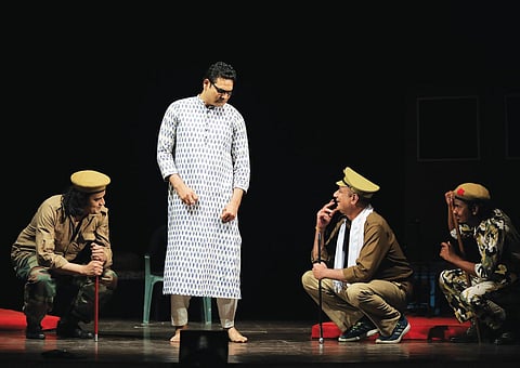 Scenes from the play, Giraftari