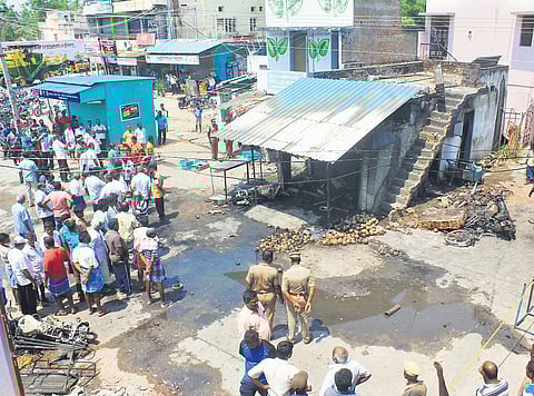 Public and policemen at the scene of the fire accident in Vellore | Express