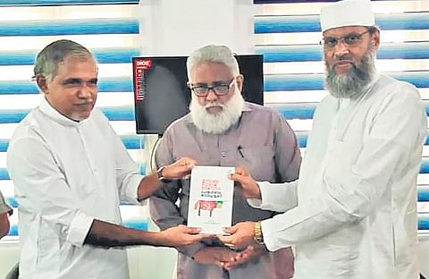 Kunhimuhammad Pulavath, Jamaat-e-Islami Kerala amir M I Abdul Aziz and V H Aliyar Qasimi at the release of the book