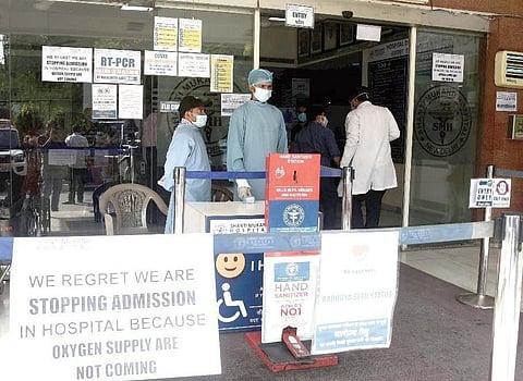 A notice outside Shanti Mukund Hospital says it has no oxygen. (Photo | PES/Parveen Negi)