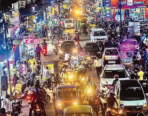 A crowded road at Bapuji Nagar on the eve of weekend shutdown in Bhubaneswar on Friday | Biswanath Swain