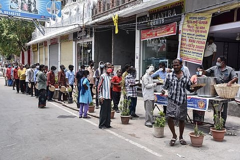 Volunteers distributing free meals to the needy in Hyderabad. (Photo | Vinay Madapu, EPS)
