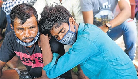 Migrant labourers throng the Central Railway Station, suspecting a lockdown, in Chennai.| R Satish Babu