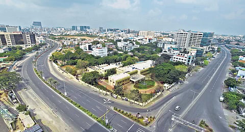 Rajiv Gandhi IT corridor on OMR wears a deserted look on Sunday. (Photo | Ashwin Prasath, EPS)