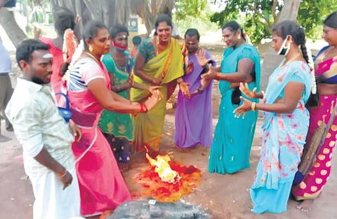 Transpersons visit Koovagam temple despite Chithirai festival ban due to Covid