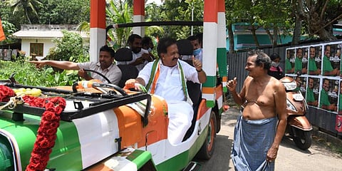 UDF candidate for Haripad Ramesh Chennithala interacts with a citizen of his constituency. (Photo| Albin Mathew, EPS)