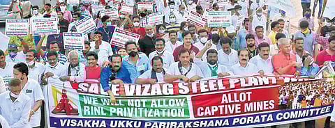 VSP employees take part in ‘Maha Kavatu’ in Vizag on Sunday. (Photo | EPS/G satyanarayana)