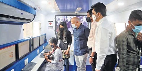 Delhi Deputy CM Manish Sisodia launches the Lab on Wheels at Delhi Technological University in Rohani on Tuesday. (Photo | Shekhar Yadav)