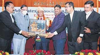 Justice John Michael Cunha being felicitated by the Advocates’ Association of Bangalore (AAB) in Bengaluru on Tuesday