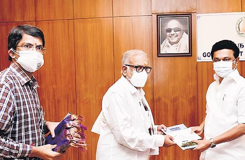 R Sethuraman, Chancellor of SASTRA Deemed University, handing over a demand draft of Rs 1 crore to CM MK Stalin. (Photo| Special Arrangement)