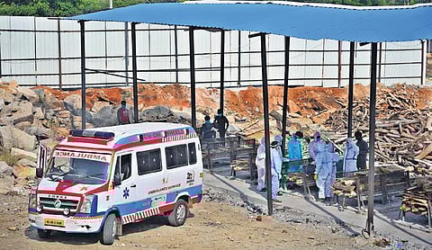 Family members perform the last rites of a person who succumbed to Covid-19, at an open-air crematorium on the outskirts of Bengaluru recently | ashishkrishna hp