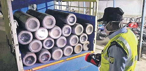 The mini-truck with 20 cylinders that reached the hospital. (Photo| EPS)