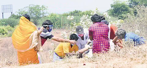 People gather at a funereal near Kosasthalaiyar river bank | shiba prasad sahu