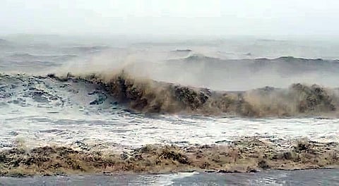 High tides waves due to cyclone Tauktae, on Tuesday. (Photo | ANI)