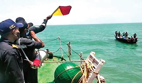 Indian Coast Guard personnel asking fishermen to return to the shore | Express