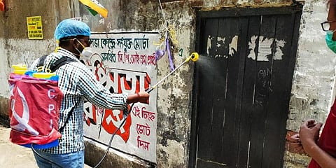 A red volunteer doing community service in West Bengal. (Photo @DharDipsita)
