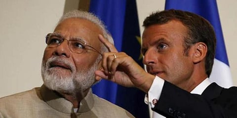 PM Narendra Modi (L) with France President Emmanuel Macron