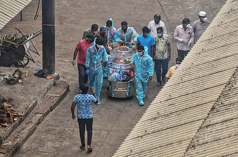 People pay their last respects to freedom fighter HS Doreswamy at Chamarajapet in Bengaluru on Wednesday. (Photo | Ashishkrishna HP, EPS)
