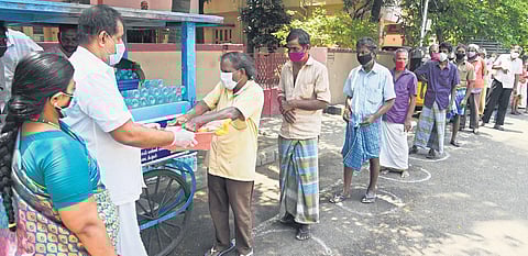 The couple provides food packets for lunch and dinner | R Satish Babu