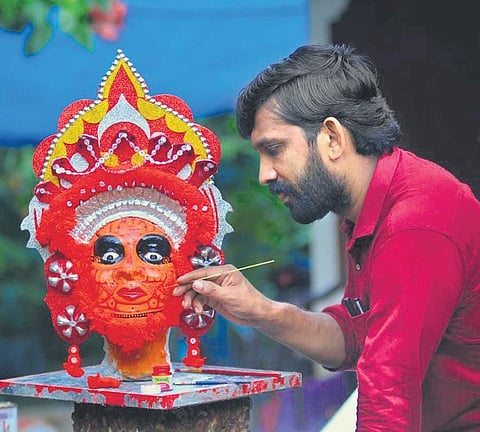 Theyyam photographer and artist Ratheesh Koliyat painting a Vishnumoorthy Theyyam
