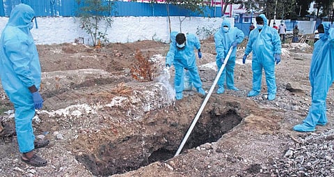 TMMK volunteers burying the body of Covid-19 victim at Hyder Ali Tippu Sultan Sunnath Jamaath Masjid in Coimbatore | U Rakesh Kumar