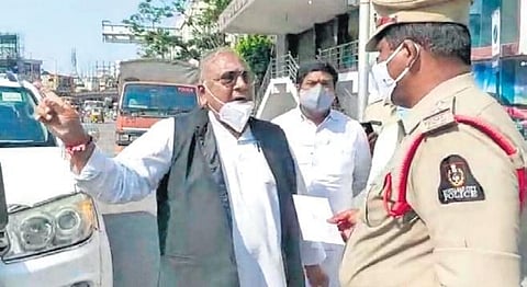 Senior Congress leader V Hanumantha Rao hands over a letter to a police personnel at Pragathi Bhavan, which he wants delivered to the Chief Minister.