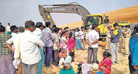 Officials and cops talk with the protesting Mallanna Sagar oustees, at Etigadda Kistapur village. (File Photo| EPS)