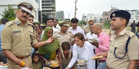 Shrikant Jadhav (L) distributing food under the 'Roti Bank'. (Photo| EPS)