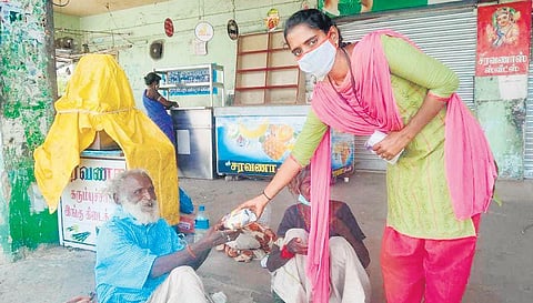 Kanimozhi providing lunch to homeless elderly people. (Photo | Express)