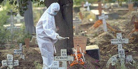 Family members perform the last rites of a person, who died from COVID-19 in New Delhi. (Photo | PTI)