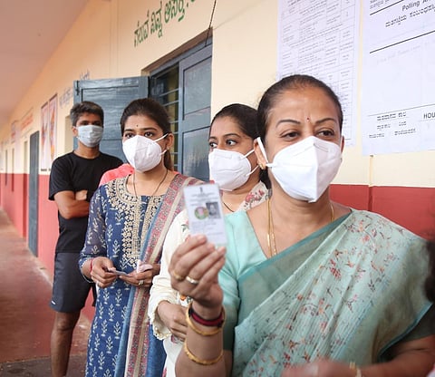 BJP candidate Mangala Angadi at a polling booth in Vishveshwaraiah Nagar in Belagavi along with her daughters Spoorti and Shradha. (Photo | Express)