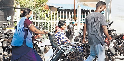 A COVID patient with oxygen support being taken to Rajiv Gandhi Government General Hospital for treatment. (Photo| Ashwin Prasath, EPS)