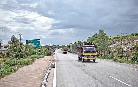 A service road from Narsingi to Kollur | VINAY MADAPU