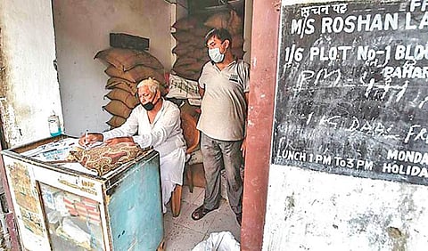 ‘4.5 lakh non-ration card holders in Delhi given grains’: AAP government