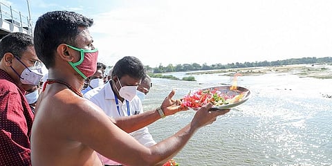 Farmers and PWD officials give the traditional welcome to Cauvery at Mukkombu barrage near Tiruchy on Tuesday. (Photo | EPS / M K Ashok Kumar)
