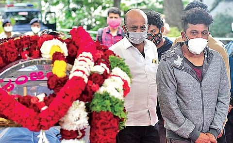 Actor Shivrajkumar pays his last respects to ‘Sanchari’ Vijay at Ravindra Kalakshetra in Bengaluru on Tuesday | ashishkrishna HP