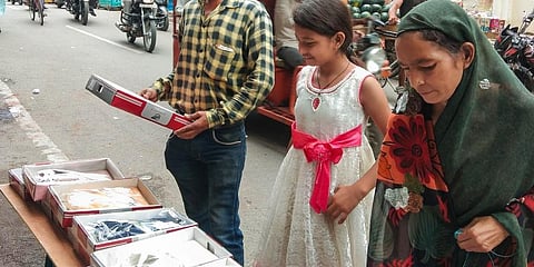 A 10-year-old girl Mahi (C) looks for customers at her father's roadside stall, who died due to COVID-19, at Sadar Bazar area in Shahjahanpur district, Friday, June 18, 2021. (Photo | PTI)