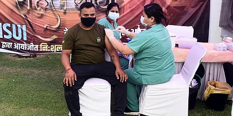 A medic administers COVID-19 vaccine at a camp oragnised by NSUI on the occasion of Rahul Gandhi's birthday in New Delhi. (Photo| Parveen Negi, EPS)