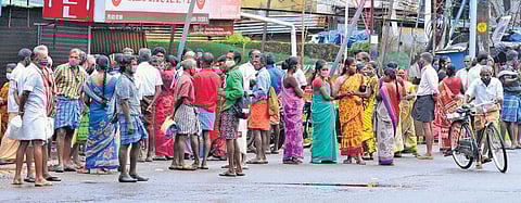 Migrant workers in search of work gathered at Kaloor Junction in Kerala, after the lockdown was partially lifted. Contractors randomly choose labourers from the crowd for work. (EPS | A Sanesh)