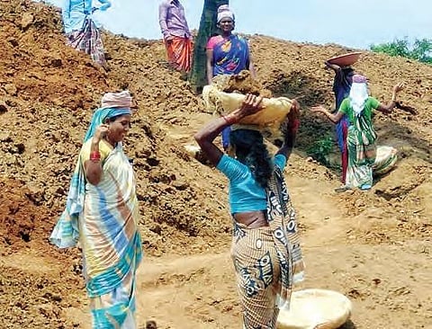 Image of daily wage labourers used for representational purposes