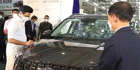 Tamil Nadu Chief Minister M K Stalin signs on the bonnet of Hyundai SUV Alcazar at Sriperumbudur on Wednesday. (Photo | Twitter)