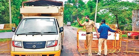 Karnataka government mandated the passengers travelling from Maharashtra should carry either RT-PCR reports or vaccine certificates to be allowed into the state (Photo | Express)