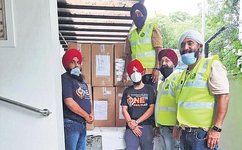 Oxygen concentrators being supplied by Gurudwara Singh Sabha members.