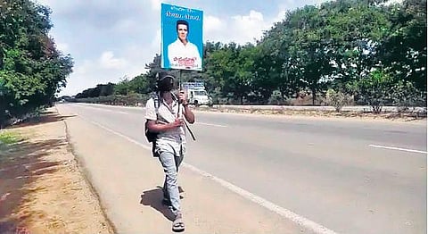 Venkatesh walks on the Hyderabad-Mumbai highway holding a placard which reads, ‘The Real Hero, Sonu Sood. Padyatra from Hyd to Mumbai’