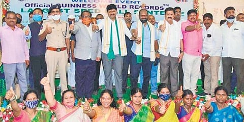 Telangana minister V Srinivas Goud and MP Santosh Kumar with the members of Palamuru Zilla Mahila Samakhya, after receiving the Guinness World Record. (Photo| EPS)