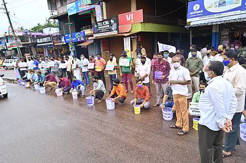 Traders hit the streets with begging bowls to protest against the arbitrary lockdown rules imposed solely based on test positivity rate in Badiadka (Photo | Special arrangement)