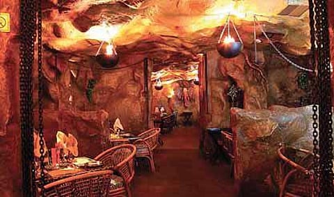 For who doesn’t love the mix of a fun vibe and mouth-watering meals? In Hyderabad, there are plenty of theme-based restaurants that are on the must-visit list.