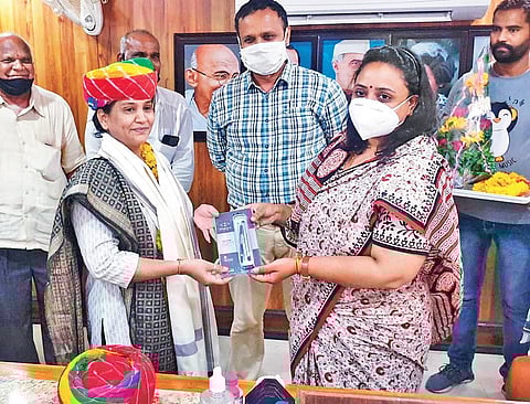 Asha Kandara being felicitated by Kunti Dewra, Mayor and CEO of the Jodhpur Municipal Corporation, where she worked as a cleaner till recently.
