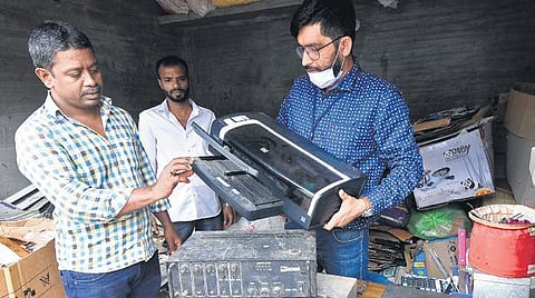 Researcher Syed Baker selling e-waste to help the underprivileged in Mysuru on Saturday | Udayshankar S