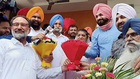 Navjot Sidhu being welcomed by Punjab Minister Sukhjinder Singh Randhawa and MLA from Jalalpur, Madan Lal during a meeting at Ghanaur near Patiala. (Photo | PTI)